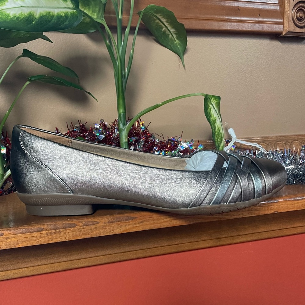 CLARKS SARA CLOVER BALLET FLATS. METALLIC COMBINATION SYNTHETIC UPPER. SIZE 11W
